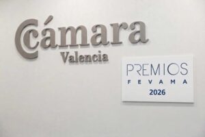 Rótulo de Cámara Valencia junto al cartel de los Premios Fevama 2026